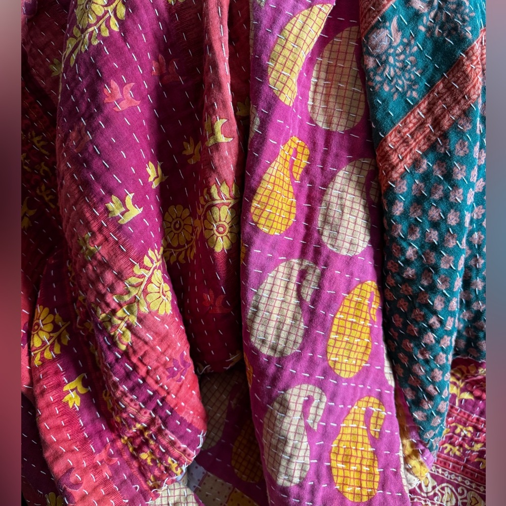 Kantha pink red hues with yellow green flowers Vintage ThrowQuilt handmade India - Picture 10 of 10